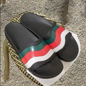 Sandalias de lujo a rayas con punta abierta y suela de EVA, antideslizantes para verano, con parte superior de PU, pantuflas de diseñador con suela de goma. - Product Image 1