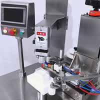 Machine d'emballage verticale semi-automatique pour sceller les boîtes et les boîtes de conserve en forme de cœur en chocolat transparent