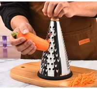 Râpe conique multifonction en acier inoxydable avec manche en bois, râpe manuelle pour pommes de terre, légumes, fromage, gadget de cuisine