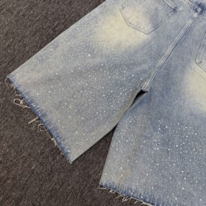 Finch Garment Blaue Denim-Shorts mit Vollbesatz aus Strass, Stonewashed, Hoher Bund, Große Taschen, Gerades Bein, Jorts für den Sommer - Product Image 2