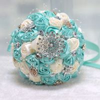Bouquet de fleurs artificielles en soie pour la mariée, romantique pour la Saint-Valentin, avec des roses en satin modernes, antibactériennes et durables, et une broche.