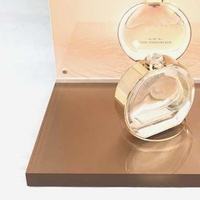 Porte-bouteilles de parfum cosmétique en acrylique de luxe Présentoir de point de vente de grand magasin de beauté en or rose avec affiche modifiable