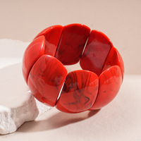 Bracelet manchette ethnique en acier inoxydable marbré rouge XM B58 avec perles incurvées surdimensionnées plaqué or 18 carats pour une mode audacieuse