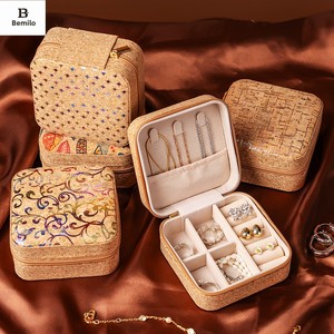 <span class=keywords><strong>Caja</strong></span> de Joyería Portátil de <span class=keywords><strong>Corcho</strong></span> de Alta Gama, Estilo Chino, con Diseño Floral Cuadrado, para Guardar Aretes, Anillos y Collares, Venta al Por Mayor - Product Image 2