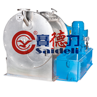 Centrifugeuse à piston à deux étages pour la séparation des suspensions contenant des matériaux granulaires/courtement fibreux avec une bonne performance de filtration