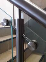 Raccords de pont pour l'extérieur-Poteau réglable en acier inoxydable de qualité marine 316 compatible avec la balustrade en verre sans cadre