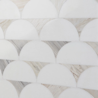 Mosaïque de marbre blanc élégante à motif écailles de poisson, style moderne, forme carrée, épaisseur 8 mm, pour mur intérieur et crédence de cuisine