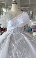 Robe de mariée de luxe 2026 à col en V et épaules dénudées, faite main, avec broderies de paillettes et sequins, style robe de bal royale avec traîne chapelle