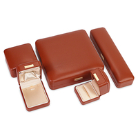 Boîte à bijoux en cuir PU de qualité supérieure Marron avec des coins arrondis Logo personnalisé pour bagues Colliers Bracelets Emballage cadeau de luxe Boîte