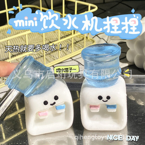 ของตกแต่งบ้านตุ๊กตาขนาดเล็ก ของประดับตกแต่งภูมิทัศน์ ตู้กดน้ำ ถังน้ำ ของเล่นบีบ หนังสือเรื่องหนูน้อยหมวกแดง - Product Image 2