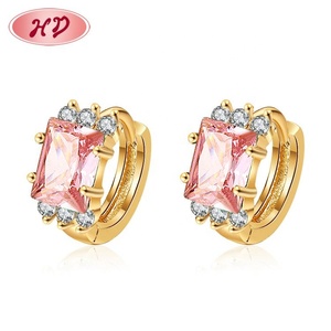 Boucles d'oreilles créoles plaquées or pour femme, avec zircon rose taille émeraude et cristaux brillants, idéales pour mariage, fête ou banquet - Product Image 1
