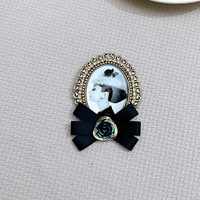 Broche rétro portrait Marilyn Monroe Audrey Hepburn, broche à nœud noir et blanc avec perle pour femme, bijoux