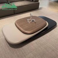 Une table basse luxueuse de style nordique à trois niveaux avec fonction rotative, idéale pour le salon.