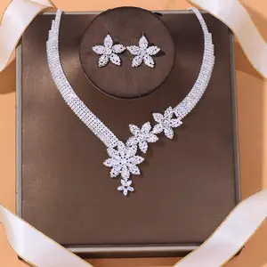 Conjunto de joyas de lujo para mujer, juego de collar y pendientes de flores con temperamento, Diamante brillante, para boda, bolsa Opp, color blanco, 2 uds.