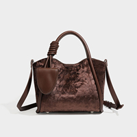 Sac seau de luxe en velours pour femme, structuré, avec poignée supérieure, détail nœud, breloque et bandoulière réglable