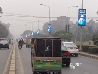 Layar Tampilan Kluster 4G LED Tenaga Surya P2.5 Dua Sisi untuk Papan Iklan Tiang Lampu Jalan