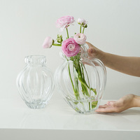 Vase de bourgeon de fleur en verre vert moderne fait à la main avec bord orange petit et délicat pour décoration de table ou de chambre à coucher ornements de maison