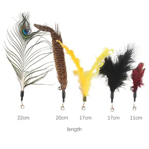 Bastoncini di uccelli naturali fatti a mano colorati di piume di pollo bastoncino di coda giocattolo interattivo per interni con bacchetta in pelliccia di gatto piuma