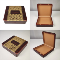Boîte à chocolats en bois foncé avec doublure en PU, motif doré sculpté, logo personnalisé, emballage de luxe pour le stockage de friandises du Ramadan et de l'Aïd