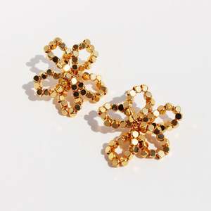 แฟชั่น2025ใหม่ต่างหูสตั๊ดรูปโบว์สแตนเลสต่างหูเม็ดกลมสีทอง18K สำหรับผู้หญิงขายส่ง - Product Image 4