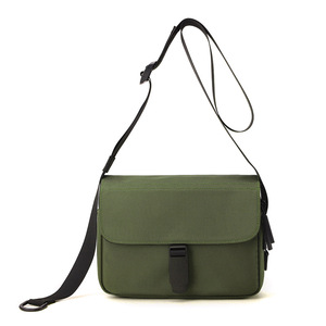 Sac bandoulière croisé personnalisé avec logo, en cuir PU végétalien imperméable, de qualité supérieure, avec rabat et boucle, pour hommes et femmes - Product Image 2