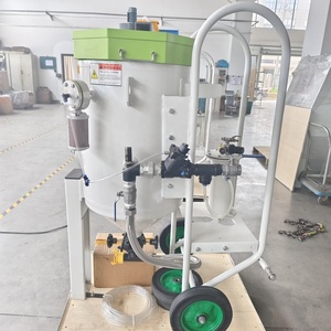 Pot de sablage mobile robuste de 200 L avec poignée de sécurité pour la lutte contre la corrosion dans les chantiers navals et les bassins de séchage - Product Image 1