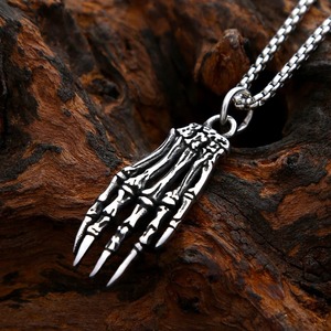 Yunnique – pendentif main squelette en acier inoxydable pour hommes, chaîne de 60cm, bijoux d'halloween - Product Image 3