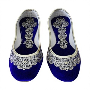 Chaussures Khussa pour femme en cuir beige décontractées, chaussures traditionnelles pakistanaises Jutti pour femmes, légères, vente en gros, faites à la main, ethniques - Product Image 3