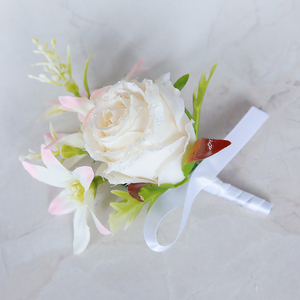 Bestseller Cremeweiße Künstliche Rosen-Boutonniere Handgefertigte Seidenblumen-Ansteckblume für Bräutigam Trauzeugen Hochzeitsanzug-Deko Broschen - Product Image 1