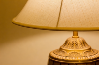 Lampe de table LED vintage en forme d'urne, détails de sculpture complexes, alimentation CA, intensité réglable, lampe décorative traditionnelle, abat-jour en métal et tissu