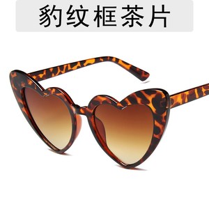 Lunettes de soleil en forme de cœur tendance, vintage et anti-UV pour fêtes et célébrations (vente en gros) - Product Image 6