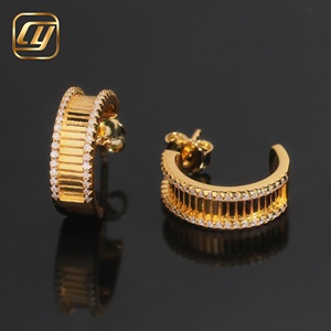 Boucles d'oreilles Huggie en Moissanite Plaqué Or, Taille Ronde Brillante, Sertissage Canal, Géométriques, Luxe, Unisexe, Usage Quotidien - Product Image 1