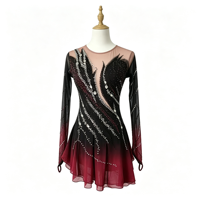 Robe de patinage artistique à manches longues en maille dégradée noir et rouge bordeaux, ornée de strass argentés et de plumes, dos ouvert, pour concours de danse sur glace
