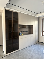 Buffet en mélamine mate sur mesure avec cadre doré, étagère à vin en verre LED, meuble de rangement sans poignée pour bar à café