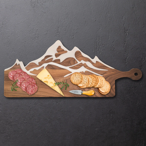 Planche à charcuterie en bois <span class=keywords><strong>de</strong></span> forme <span class=keywords><strong>montagne</strong></span> sur mesure, plateau <span class=keywords><strong>de</strong></span> service en noyer, incrustation époxy <span class=keywords><strong>fromage</strong></span>, viande, plateau <span class=keywords><strong>de</strong></span> fruits, - Product Image 1