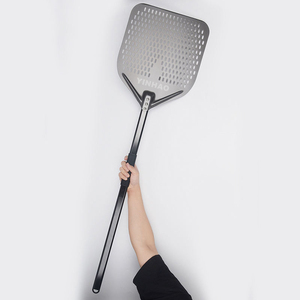 Pala para <span class=keywords><strong>Pizza</strong></span> YINHAO de 12 Pulgadas, Pala para <span class=keywords><strong>Pizza</strong></span> de Aluminio Perforado con Mango Largo de 31.5 Pulgadas para Accesorios de Horno al Aire Libre - Product Image 1
