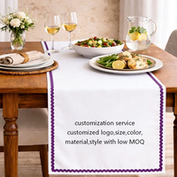 Chemin de table en coton personnalisé avec bordure en ruban ric-rac, logo brodé sur mesure pour mariage, fête, décoration de la maison et de la cuisine
