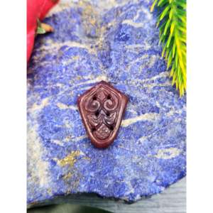 Pierre sculptée florale en rubis pour pendentif - Histoire, symbolisme et attrait moderne - Pendentif en pierre précieuse - Cadeau d'anniversaire - Fête des Filles - Product Image 1