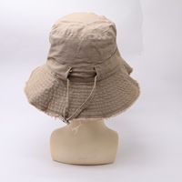 Chapeau Bob Kaki à Bords Effilochés avec Logo Métallique Personnalisé et Sangle Mentonnière pour la Pêche et les Voyages – Usage Décontracté