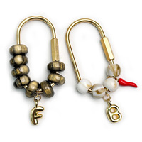 Article tendance : Porte-clés en alliage avec perles lettres et pendentif pochette piment, style simple et moderne