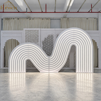 Toile de fond de scène de mariage en acrylique, panneau superposé blanc en forme de vague avec éclairage LED pour la réception, le banquet d'hôtel, la décoration d'événements