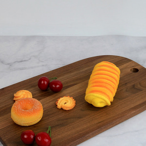 Planche à découper en bois de noyer noir 24x40x1.5cm ronde durable pour usage en cuisine - Product Image 2