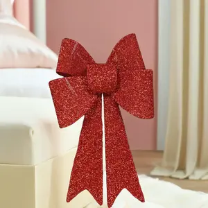 アールデコ調の赤い弓がクリスマスの室内装飾をぶら下げています