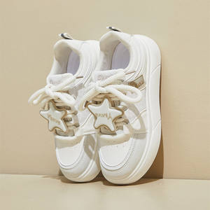 أحدث الأحذية الرياضية العصرية المريحة الصغيرة على الطراز الكوري بنعل سميك مرتفع ، أحذية رياضية غير رسمية للنساء - Product Image 3