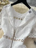 Robe midi décontractée d'été pour femme, élégante, vintage, blanche, en dentelle française, avec empiècements, boucle en métal ajourée et col rond style Empire