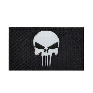 Parches Tácticos Reflectantes en Blanco y Negro con Diseño de Calavera de Punisher, con Cierre de Gancho y Bucle - Product Image 1