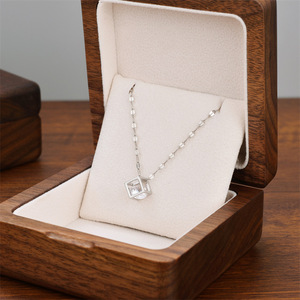 Collar de Acero de Titanio con Colgante Geométrico de <span class=keywords><strong>Cubo</strong></span> de <span class=keywords><strong>Rubik</strong></span> Dorado, Simple y Calado, con Textura Moderna de Marca, para Mujer - Product Image 3