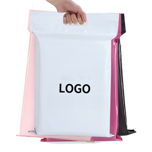 Busta <span class=keywords><strong>per</strong></span> Spedizioni con Manico Nero Riciclato e Logo Personalizzato Stampato, <span class=keywords><strong>per</strong></span> Spedizione di Vestiti, con Chiusura Robusta - Product Image 3