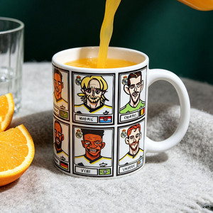 Taza con caricatura divertida de jugadores del Real Madrid FC, Bellingham Modric Vinicius 360 °   Taza de Café de Cerámica con Diseño, 11 oz, Regalo para Fanáticos del Fútbol - Product Image 1
