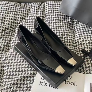 Zapatos de tacón alto de cuero negro brillante con punteras metálicas, tacones puntiagudos y delgados, estilo femenino, punta poco profunda, zapatos individuales para mujer. - Product Image 2